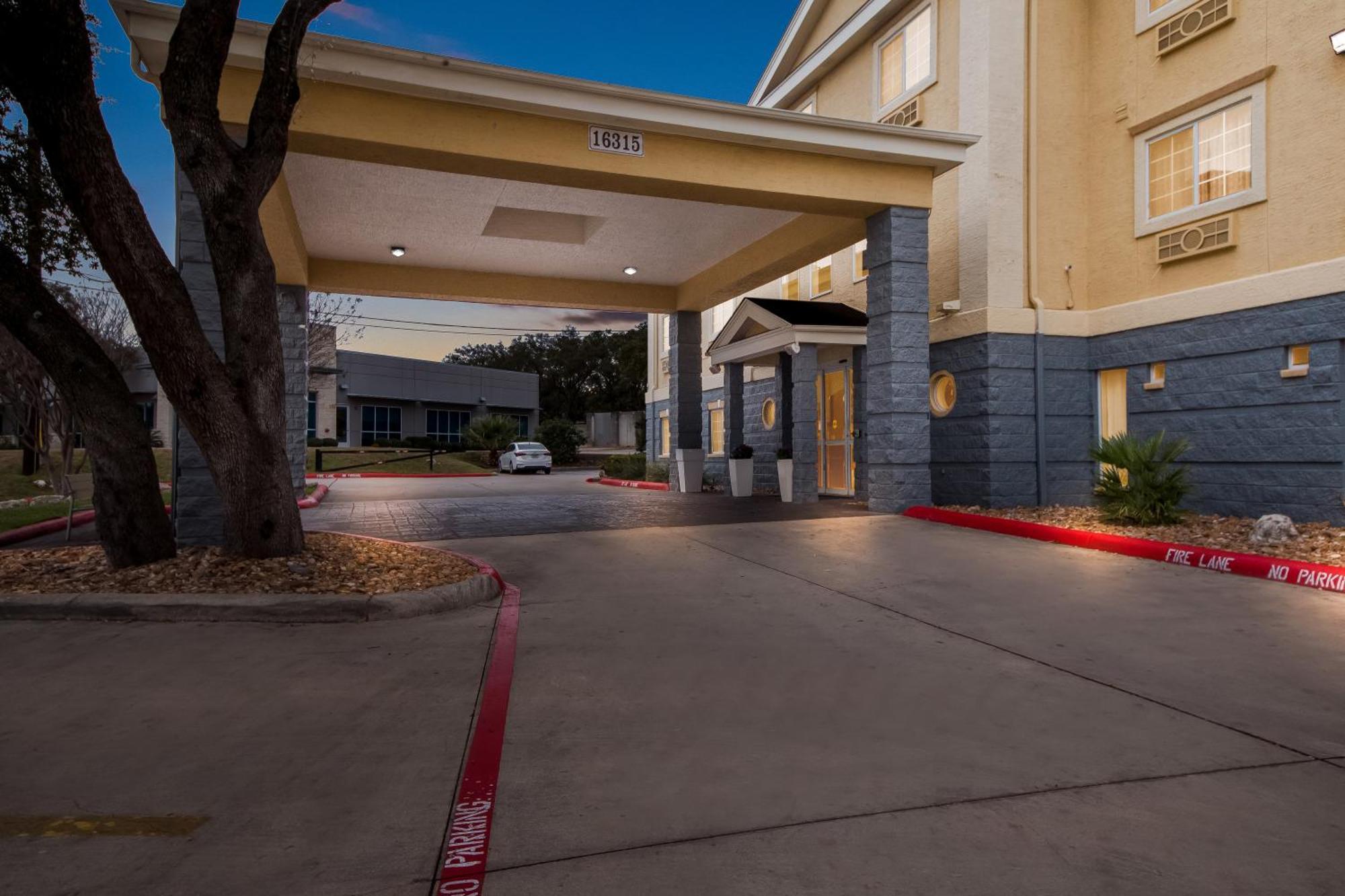 Quality Inn & Suites Airport North - Stone Oak San Antonio Exterior photo