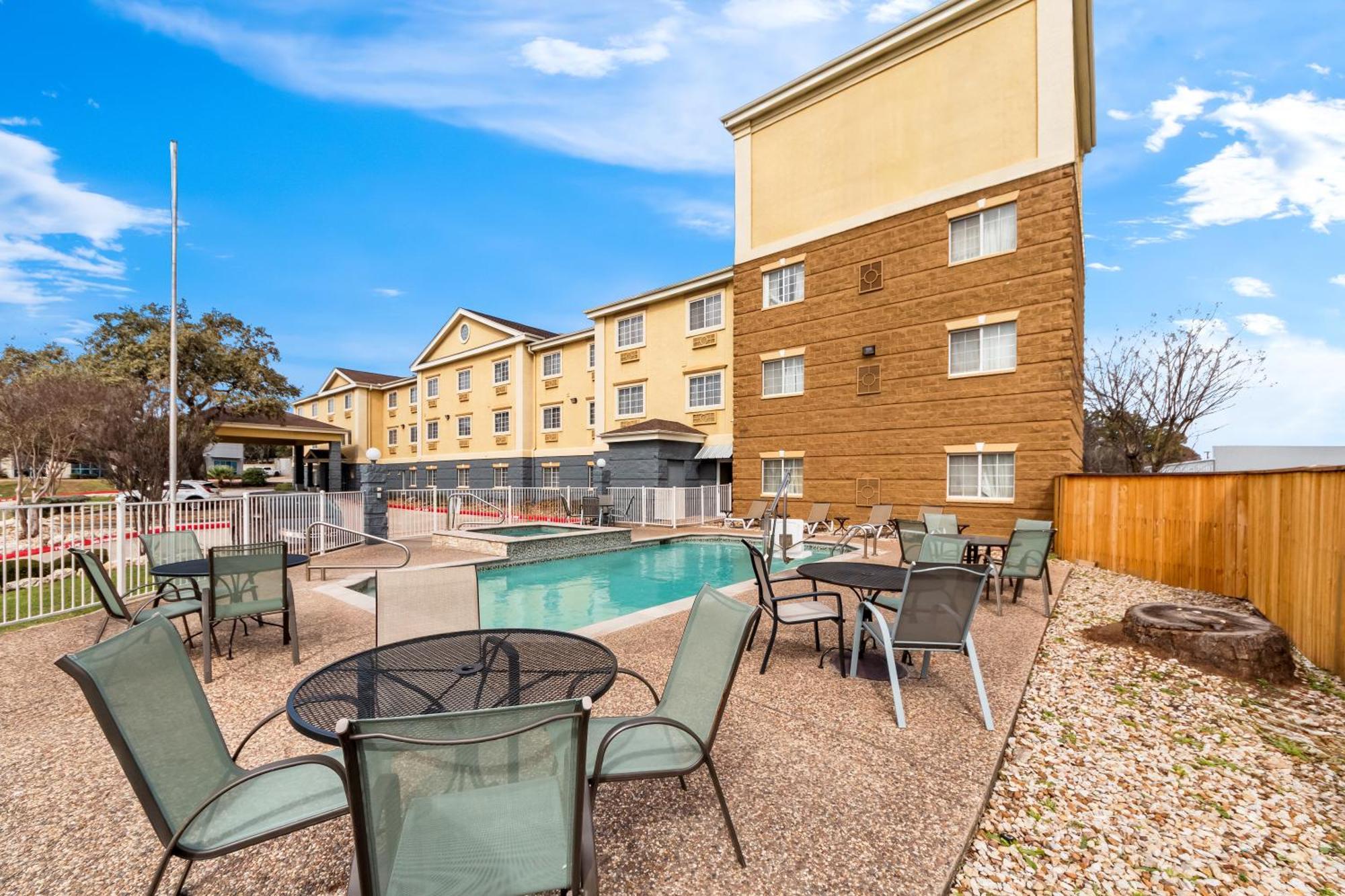 Quality Inn & Suites Airport North - Stone Oak San Antonio Exterior photo
